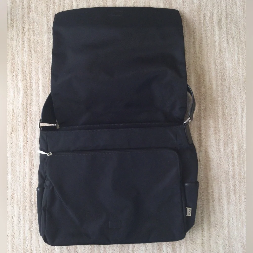 Tumi Laptop Vista Messenger Bag Commuter Work, Fits Computer Black
